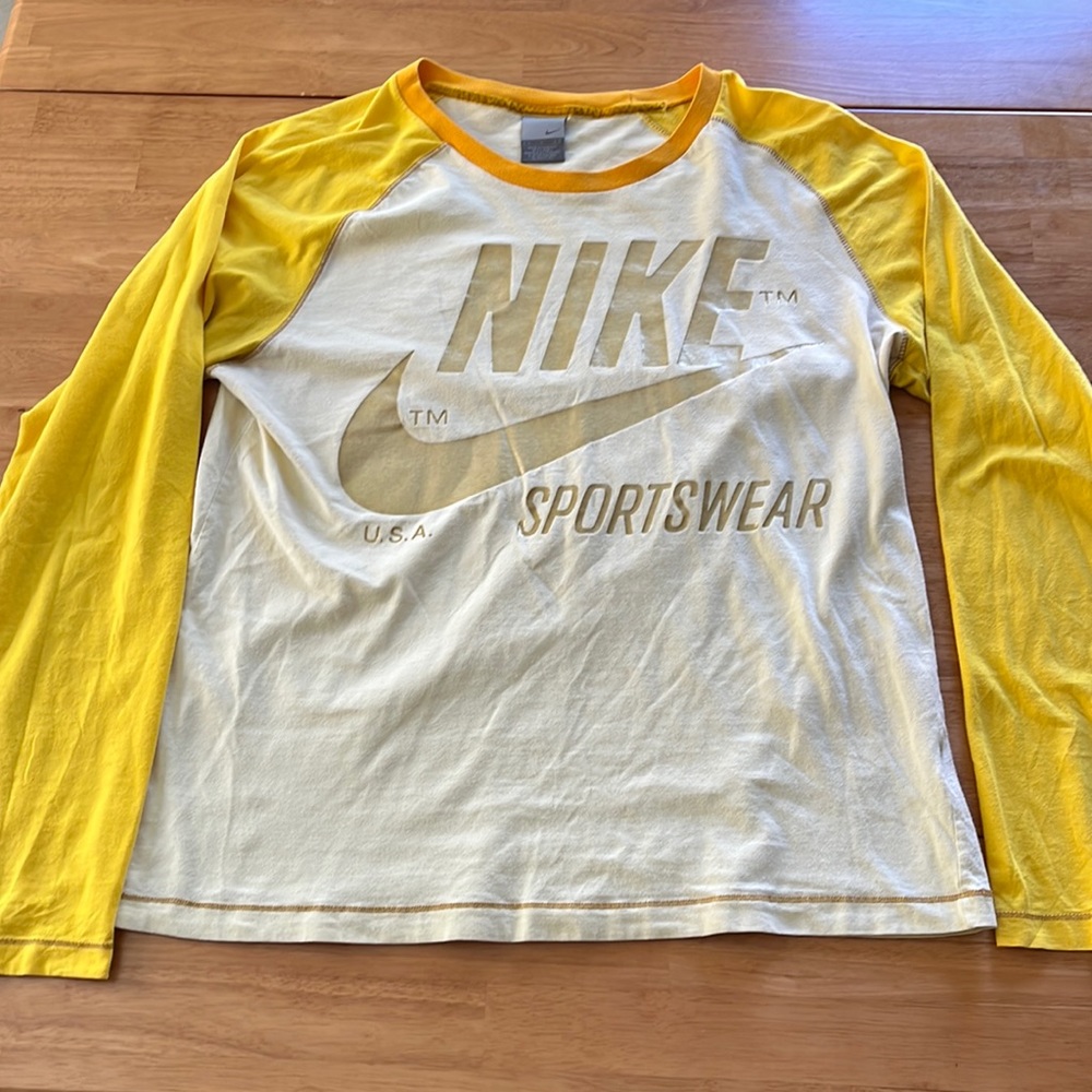 Nike Long-sleeve T-Shirt w/ vintage-style logo